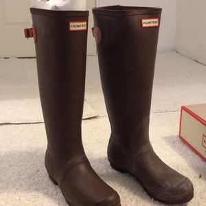 HUNTER BOOTS SIZE 9, COMES WITH ORIGINAL BOX